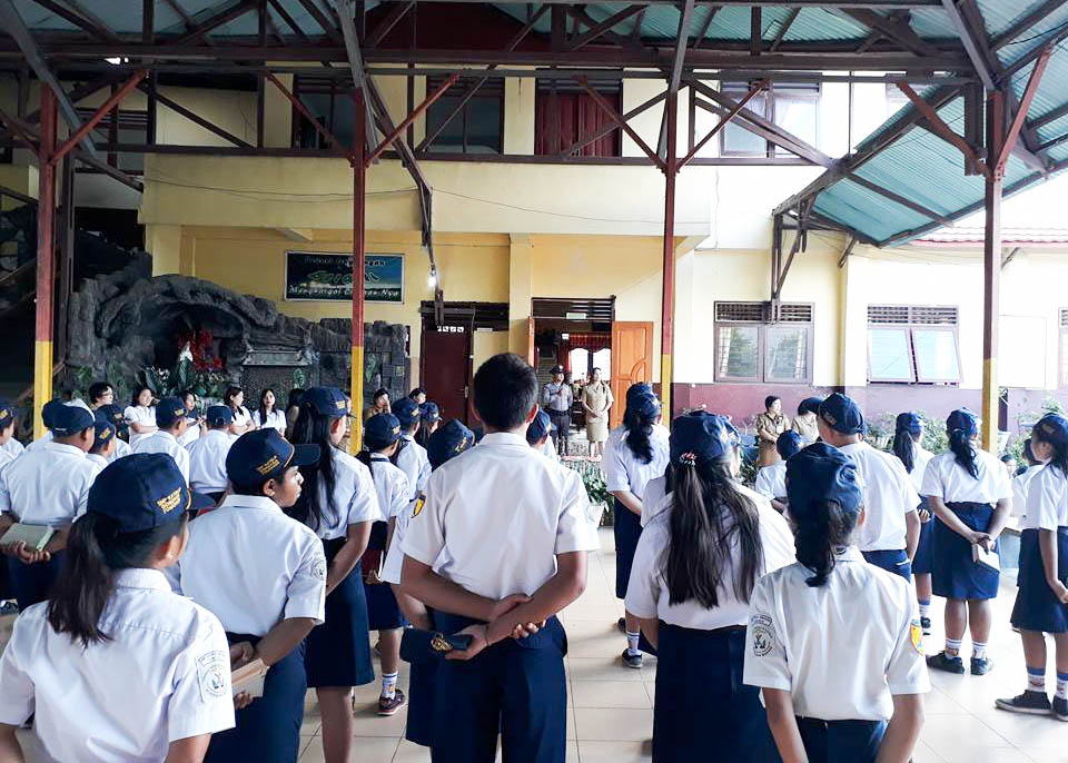 Satbimas Polres Tomohon Sambangi SMP Gonzaga